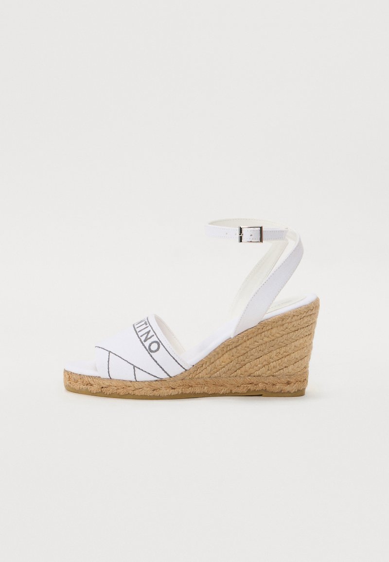 Hvide kile sandaler med en vævet jute hæl, der har en øvre del i stof med krydsede stropper og en ankelrem med spænde.