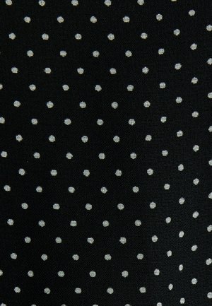 Tessuto nero con un motivo di pois bianchi regolarmente spaziati, caratterizzato da una superficie liscia e un materiale uniforme in tutto.