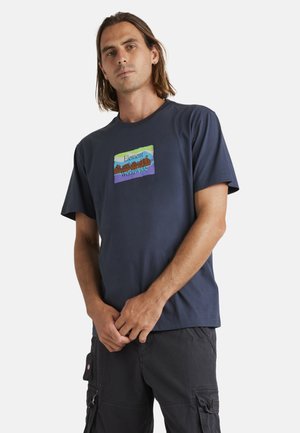 Navyblaue Baumwoll-T-Shirt mit einem mehrfarbigen rechteckigen Grafikdesign, das den Text "Element Skateboard Co Worldwide" zeigt. Kurze Ärmel und Rundhalsausschnitt.