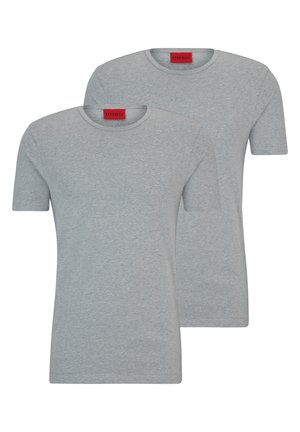 To kortærmede t-shirts i lysegrå bomuld. Rund halsudskæring med et rødt logo-mærke på bagsiden. Blød tekstur, afslappet pasform.