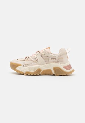 Chunky sneakers in lichtbeige met roze accenten. Heeft een mesh overlay, gewatteerde kraag en een getextureerde rubberen zool. Veters en merkdetails.