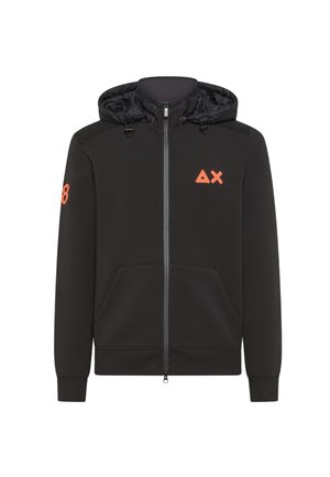 Felpa nera con zip e cappuccio foderato, dettagli arancioni, due tasche frontali e logo sul petto. Realizzata in tessuto morbido e textured.