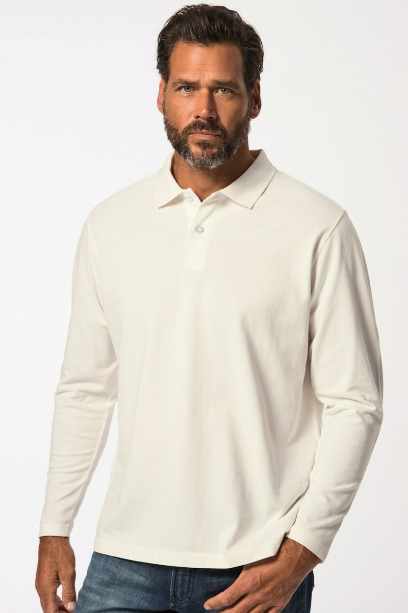 Langærmet polo skjorte i off-white bomuld, med krave, knaplukning og lige skæring. Bæres med blå denim jeans.