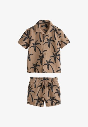 Braunes kurzärmeliges Hemd mit Knöpfen und Shorts mit schwarzem Palmenmuster sowie elastischem Bund mit Kordelzug an den Shorts.