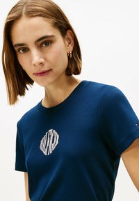 T-shirt a maniche corte blu navy in cotone, con logo ricamato bianco centrato sul petto e un piccolo dettaglio del logo sulla manica.