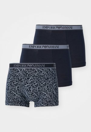 Trois paires de boxers pour hommes : deux unis en bleu marine foncé avec des bandes à logo, une avec un motif de logo gris clair sur un fond foncé. Matière en mélange de coton.