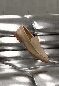 Επιλέχθηκε, taupe