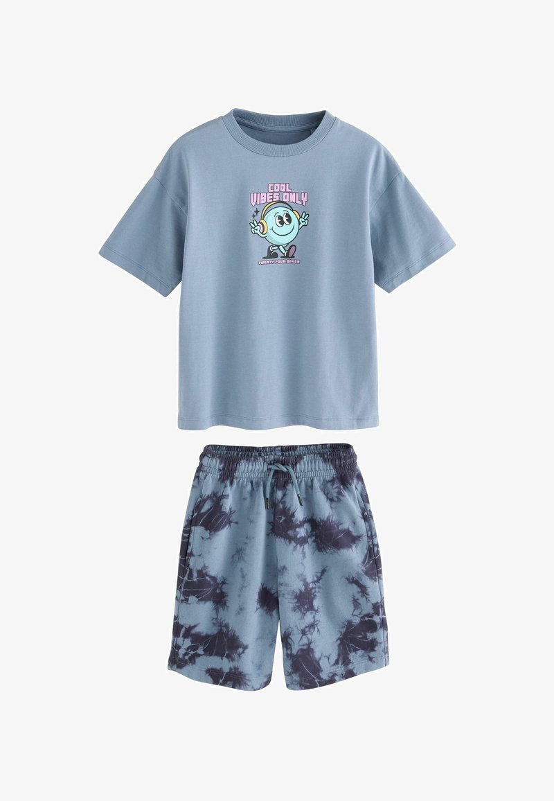Blauw shirt met korte mouwen met tekst "Cool Vibes Only" en cartoongezicht, gecombineerd met blauw-zwarte tie-dye elastische taille shorts.