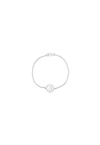 Bracciale in argento con un pendente circolare caratterizzato da un design a intaglio. Colletti delicati e chiusura a moschettone. Texture liscia.