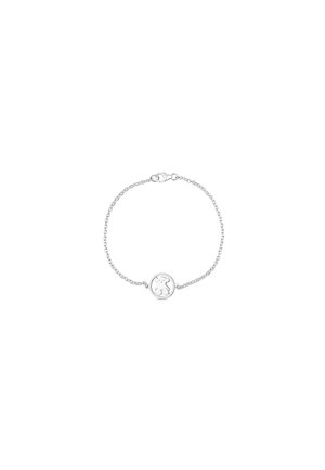 Pulsera de cadena de plata con un colgante circular que presenta un diseño cortado. Enlaces delicados y cierre de langosta. Textura suave.