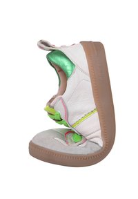 Weiße und grüne Ledersneaker mit neonfarbenen Akzenten, strukturiertem Sohlenprofil und einem einzigartigen faltbaren Design mit Schnürsenkeln und Schlaufen für ein einfaches Anziehen.