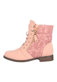 Botines rosas con un panel texturizado de encaje, herrajes dorados, cremallera frontal y un tacón bajo. Acabado suave en la puntera y los lados.