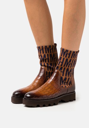 SUSAN 69 - Kotnkov boty na platform - shade barista/navy/lava/dark brown