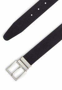 Czarny zamszowy pasek z prostokątną srebrną klamrą metalową, z wieloma otworami do regulacji i widocznym przeszyciem wzdłuż krawędzi.