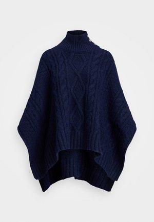 Marinefarbener Strickponcho mit Rollkragen, der ein Zopfmuster und einen gerippten Saum aufweist, geschmückt mit dekorativen Knöpfen am Hals.