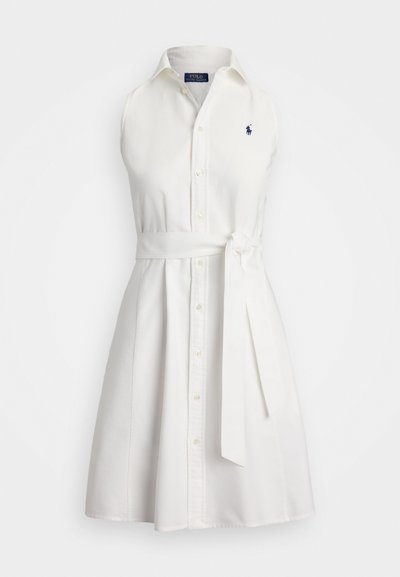 Vestido sem mangas branco feito de algodão, com frente de botões, colarinho e um cinto amarrado na cintura; logótipo bordado perto do peito.