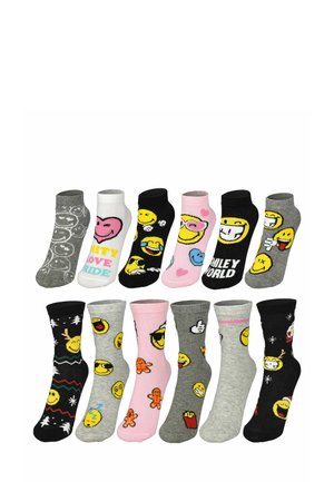 Set aus 12 Socken mit verschiedenen Farben und Designs, darunter Emojis, Herzen und verspielte Muster. Die Materialien wirken gestrickt, Knöchelhöhe.