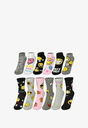 Set di 12 calze con vari colori e design, tra cui emoji, cuori e motivi giocosi. I materiali sembrano in maglia, lunghezza fino al polpaccio.