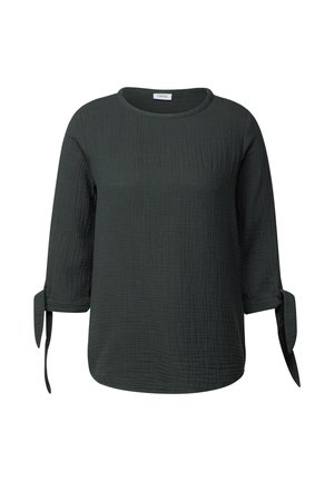 Donkergroene blouse van textuurstof, met driekwartmouwen en strikaccenten, en een ronde halslijn.