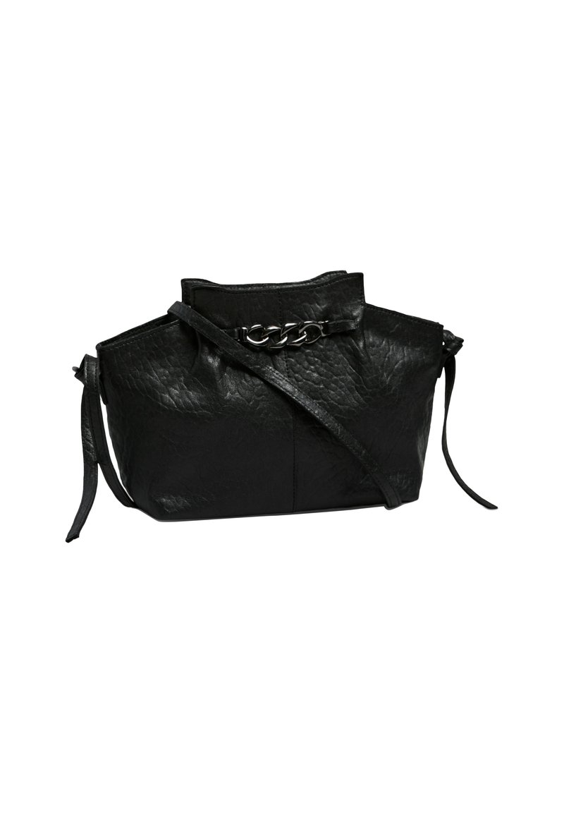 Sac en cuir noir texturé avec un détail en chaîne argentée et une bandoulière réglable, légèrement froncé aux bords supérieurs.
