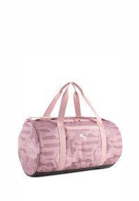 Ροζ κυλινδρική τσάντα duffel με σχέδιο καμουφλάζ, διπλές λαβές, μπροστινή τσέπη με φερμουάρ και λευκό λογότυπο Puma στο πλευρό, σε λευκό φόντο.