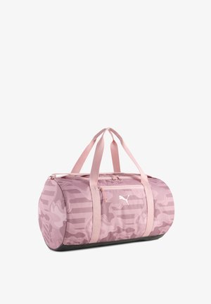 Borsa da viaggio cilindrica con motivo mimetico rosa, dotata di doppie maniglie, tasca frontale con zip e logo Puma bianco sul lato, su sfondo bianco.