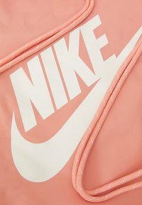 Nike Sportswear HERITAGE DRAWSTRING UNISEX - Mochila - light madder root/sail