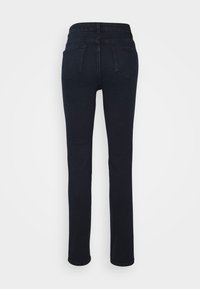 Jean droit bleu foncé avec deux poches arrière, vu de dos sur un fond blanc uni.