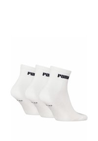 Białe skarpetki do kostek w opakowaniu po trzy, z prążkowanymi mankietami i czarnym logo. Wykonane z miękkiego, elastycznego materiału o gładkiej fakturze.