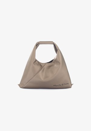 Borsa in pelle taupe con un'unica maniglia imbottita e "Manila Grace" scritto in nero nell'angolo in basso a destra.