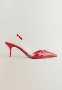 Puntti slingback punaisen patentoidun nahkaa, jossa on terävä kärki, läpinäkyvä sivupaneeli ja kapea korko. Sisältää pienen punaisen yksityiskohdan hihnassa.