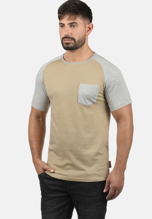 INDICODE JEANS IDGRESHAM - T-shirt med print - sand