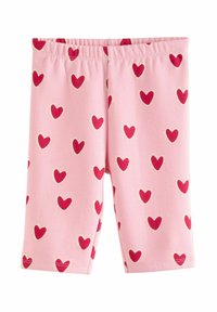 Rosa bomullsshorts med röda hjärtmönster, utrustade med resår i midjan och en jämn, mjuk textur över hela shortsen.