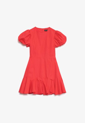 Rdeča obleka s pufastimi rokavi, ki ima oprijet korpus, razširjen rob z volančki in zapiranje na zadrgo na hrbtni strani, izdelana iz gladkega materiala.