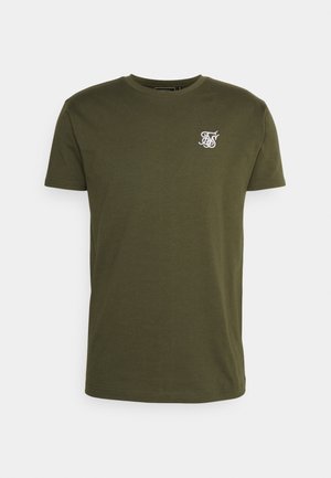 Camiseta de manga corta color verde oliva con cuello redondo y pequeño logo blanco bordado en el lado izquierdo del pecho.