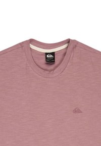 Licht mauve crew-neck t-shirt van zachte stof. Bevat een klein reliëf logo op de borst en een contrasterende witte binnenhals.