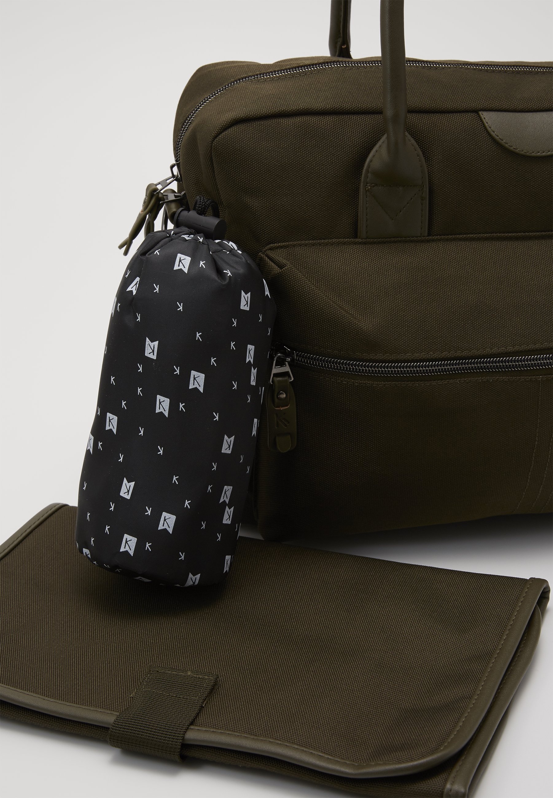 Kidzroom DIAPER BAG KIDZROOM FRIENDLY Skulderveske army Kidzroom DIAPER BACKPACK KIDZROOM FRIENDLY Ryggsekk army