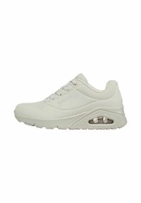 Zapatilla deportiva de color gris claro con una parte superior sintética suave, diseño de cordones, acentos perforados y suela acolchada para mayor comodidad.
