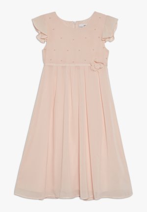 Jasnoróżowa sukienka z krótkimi falbankowymi rękawami, okrągłym dekoltem, teksturowanym górnym pasem, perełkowymi zdobieniami oraz kwiatowym detalem w talii.