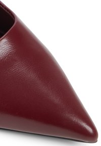Decollete in pelle bordeaux con punta affusolata. Texture liscia, minimi dettagli e un design elegante incentrato su una silhouette affilata.
