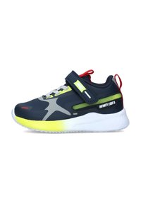 Scarpa sportiva blu scuro con dettagli riflettenti grigi, suola gialla, lacci grigi e una fascia in velcro. Presenta un sottopiede bianco imbottito.