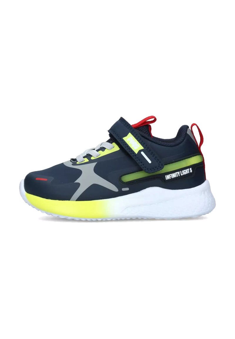 Scarpa sportiva blu scuro con dettagli riflettenti grigi, suola gialla, lacci grigi e una fascia in velcro. Presenta un sottopiede bianco imbottito.