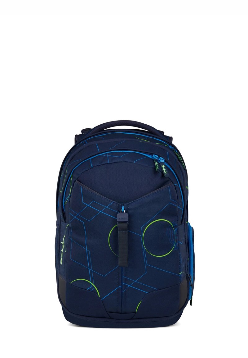 Zaino navy con motivi geometrici blu e verdi, dotato di manico superiore, tasca frontale con zip, tasche laterali in rete e spallacci imbottiti.