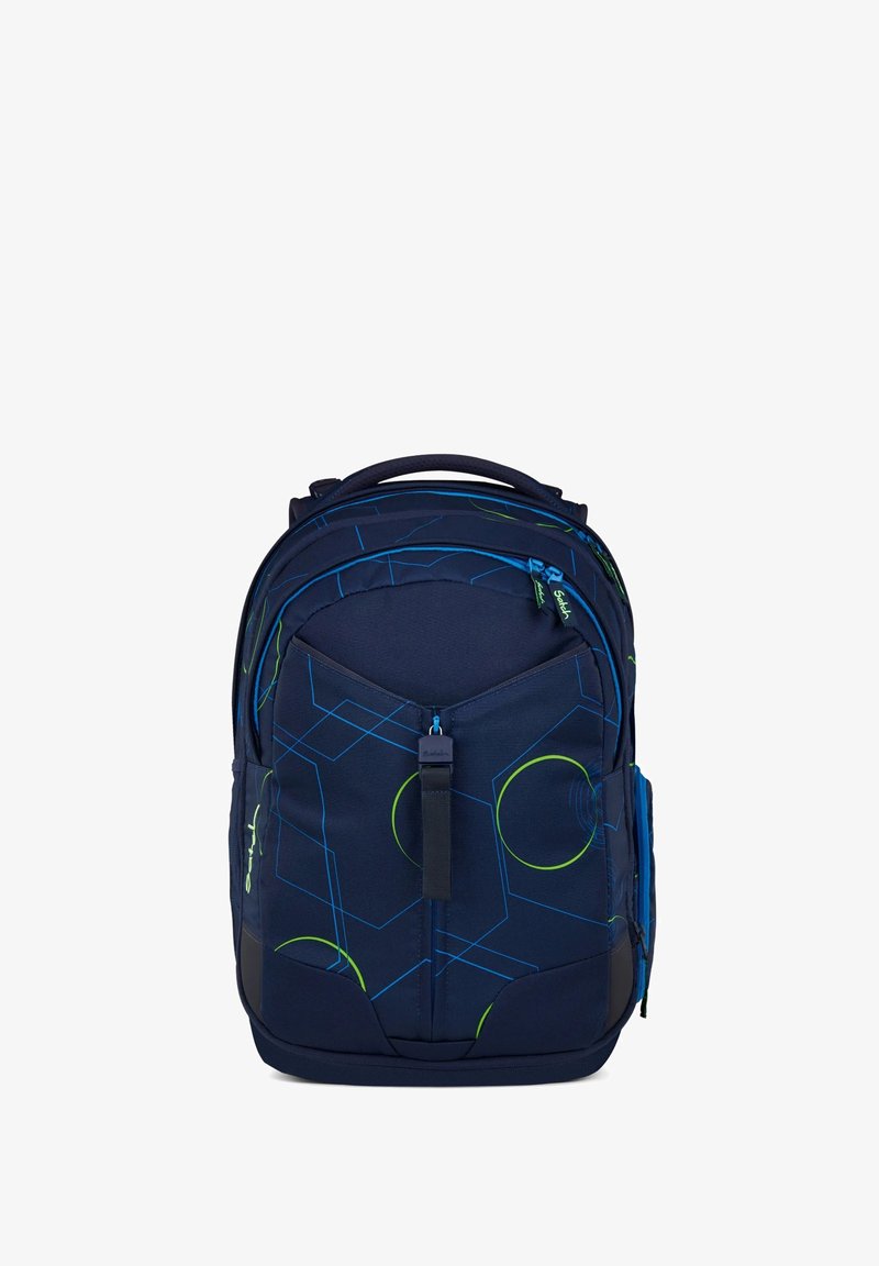 Marine rugzak met geometrische blauwe en groene patronen, met een handvat aan de bovenkant, een voorzak met rits, zijvakken van mesh en gewatteerde schouderbanden.