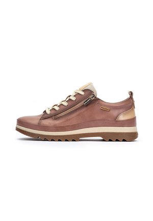 Baskets en cuir marron avec une finition texturée, dotées d'accents beiges, d'une fermeture éclair sur le côté et d'une semelle en caoutchouc robuste pour une meilleure adhérence.