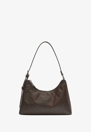 Borsa a tracolla in pelle marrone scuro con forma curvata, superficie liscia e una singola tracolla regolabile. Presenta una chiusura con zip e hardware minimale.