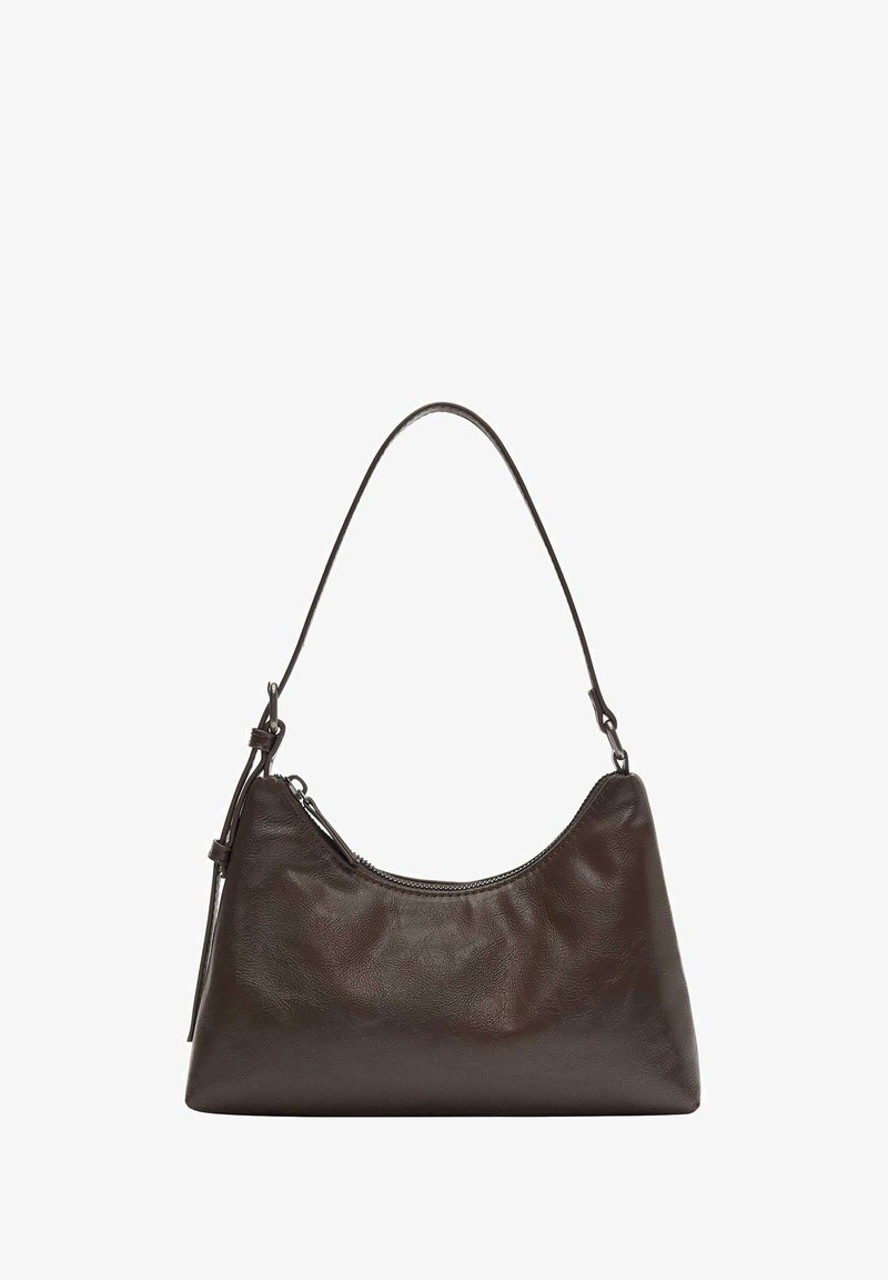 Borsa a tracolla in pelle marrone scuro con forma curvata, superficie liscia e una singola tracolla regolabile. Presenta una chiusura con zip e hardware minimale.