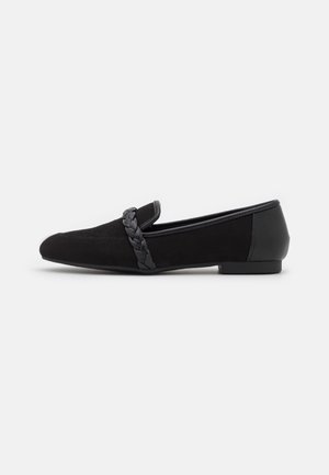 Sorte ruskind loafer-sko med en flettet læderaccent foran, med en lav hæl og glat tekstur. Klassisk og strømlinet design.
