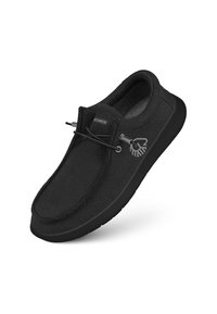 Czarne wełniane buty wsuwane z fakturowaną cholewką, gumową podeszwą i kontrastowymi szwami. Posiadają okrągły czubek oraz szczegół z logo.