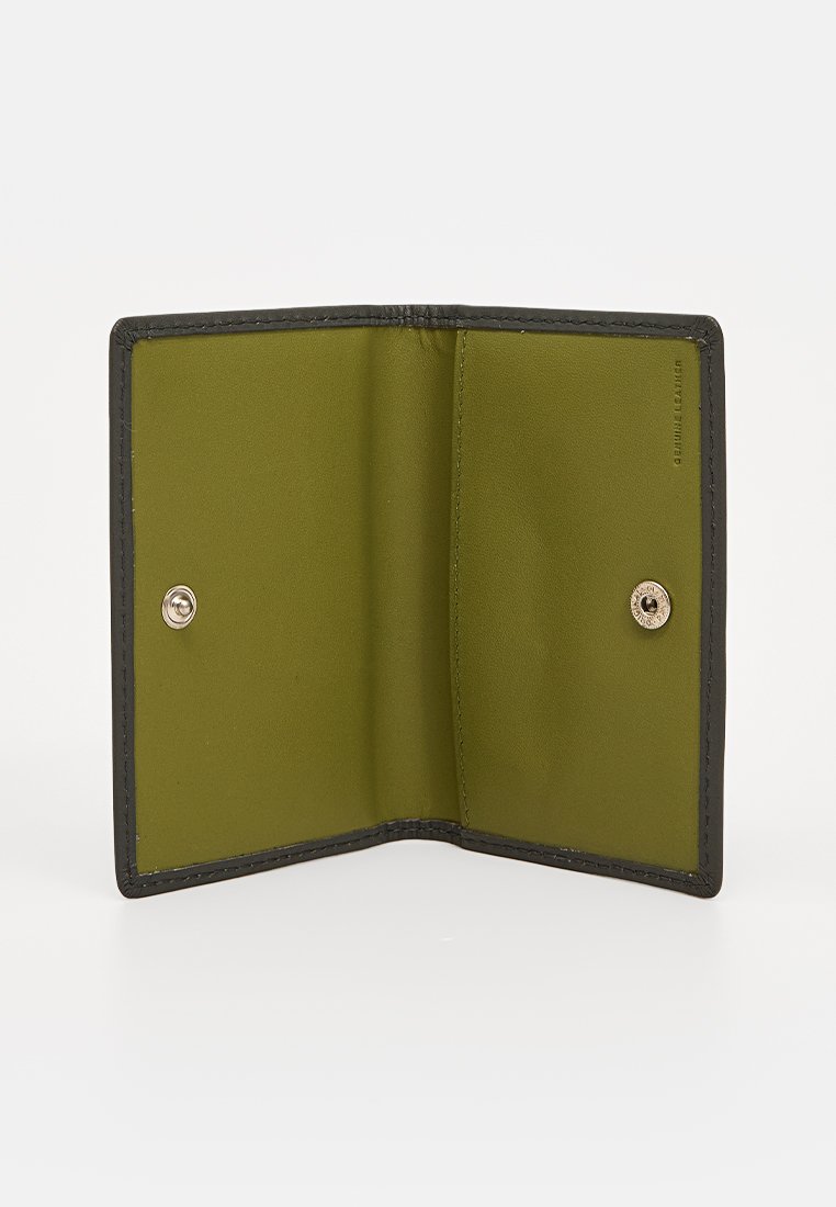 Portafoglio in pelle verde con bordo cucito in nero. Presenta una chiusura a scatto e un interno in materiale verde oliva uniforme.